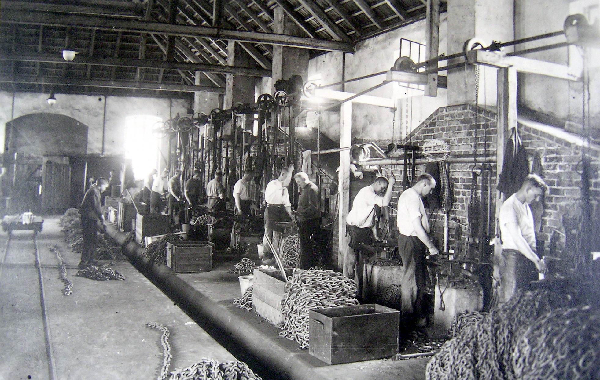 Kettenschmiede bei der Arbeit, Kettenfabrik Beckmann Römerstraße (später Kettenfabrik Koch)
